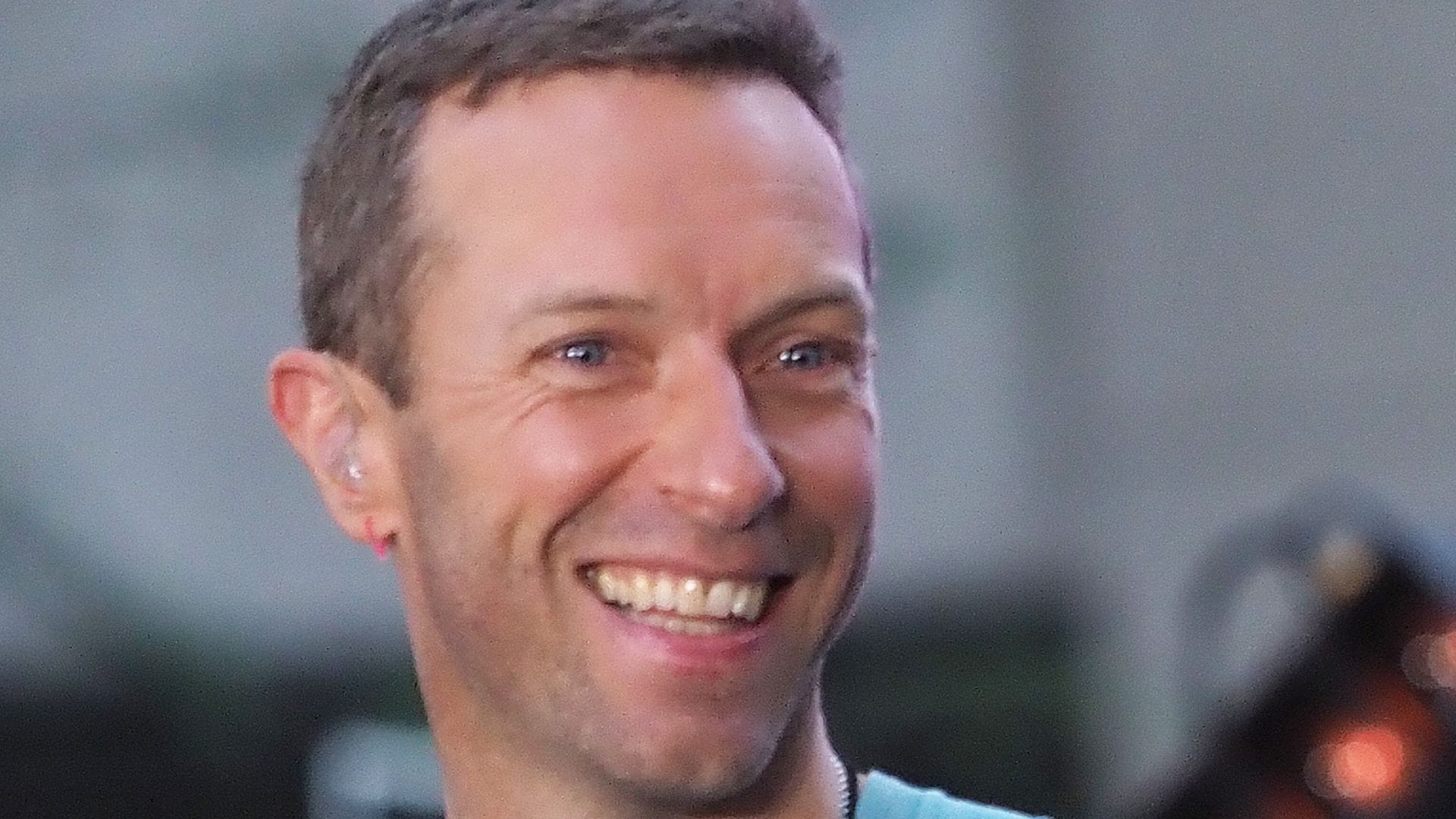 'El vigilante del concierto': Chris Martin detiene su actuación para salvar a un niño 