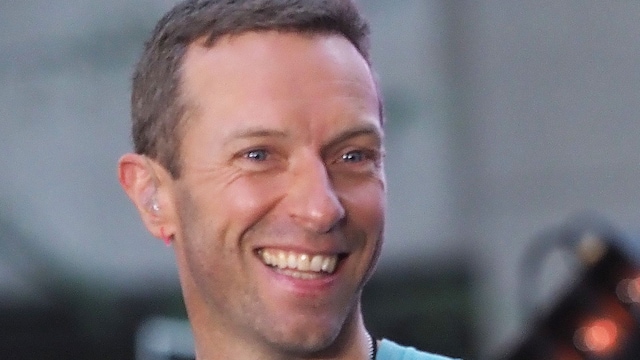 Primer plano de Chris Martin con camiseta estampada azul