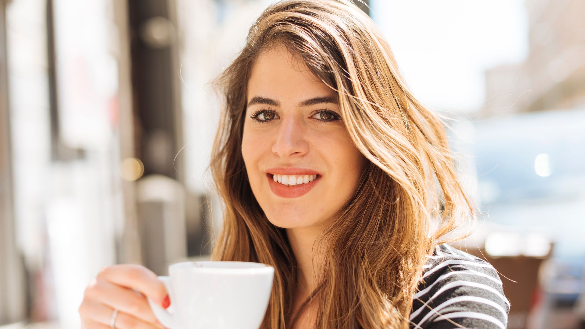 Mujer tomando una taza de café