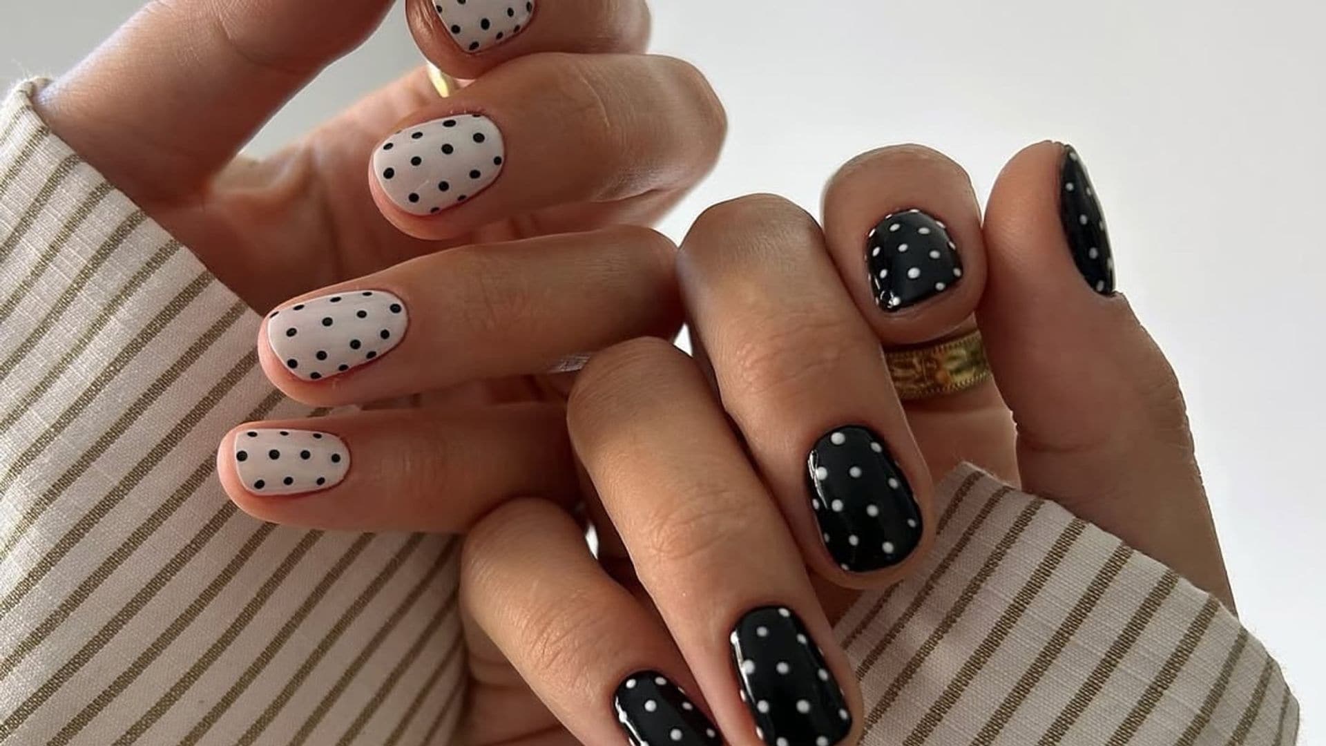 12 diseños de uñas con lunares: la manicura más divertida y ponible del momento