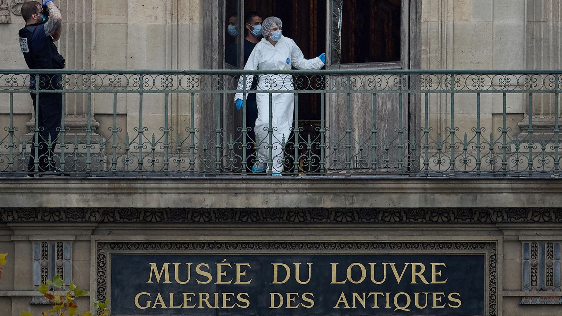 Un agente forense inspecciona la ventana forzada de la Galería Apolo del Museo del Louvre, escenario del robo de varias joyas históricas pocas horas después de su apertura al público.