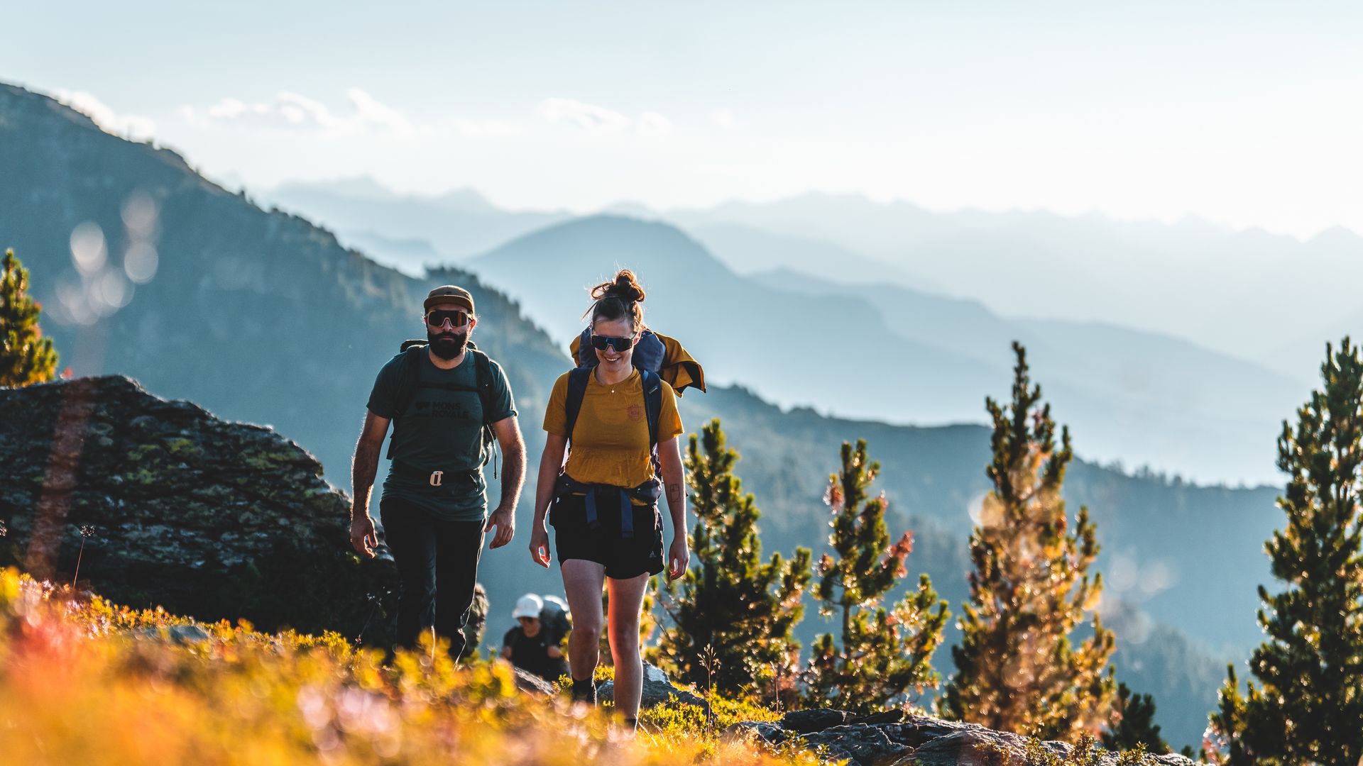 Pareja disfruta de la naturaleza de Tirol