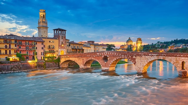 Puente de Piedra de Verona y ciudad vieja al anochecer