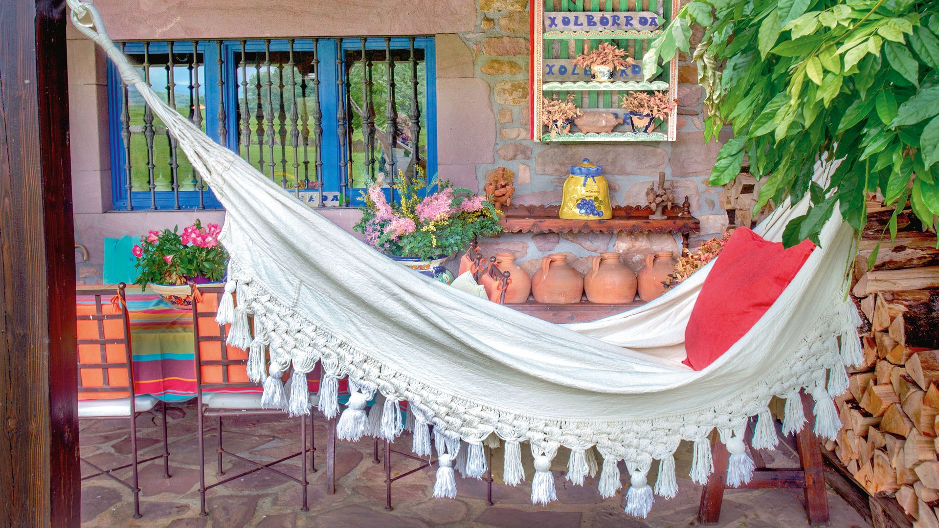 Fotografia de detalle con la amaca exterior como protagonista de la casa de Paloma San Basilio