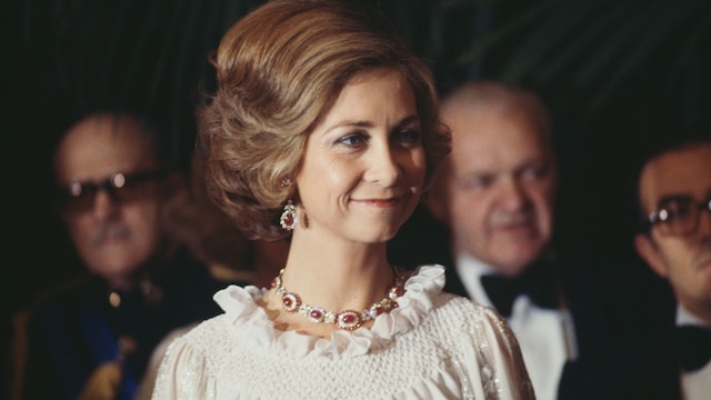 La reina Sofía luciendo el parure de rubíes en un evento en1976. 