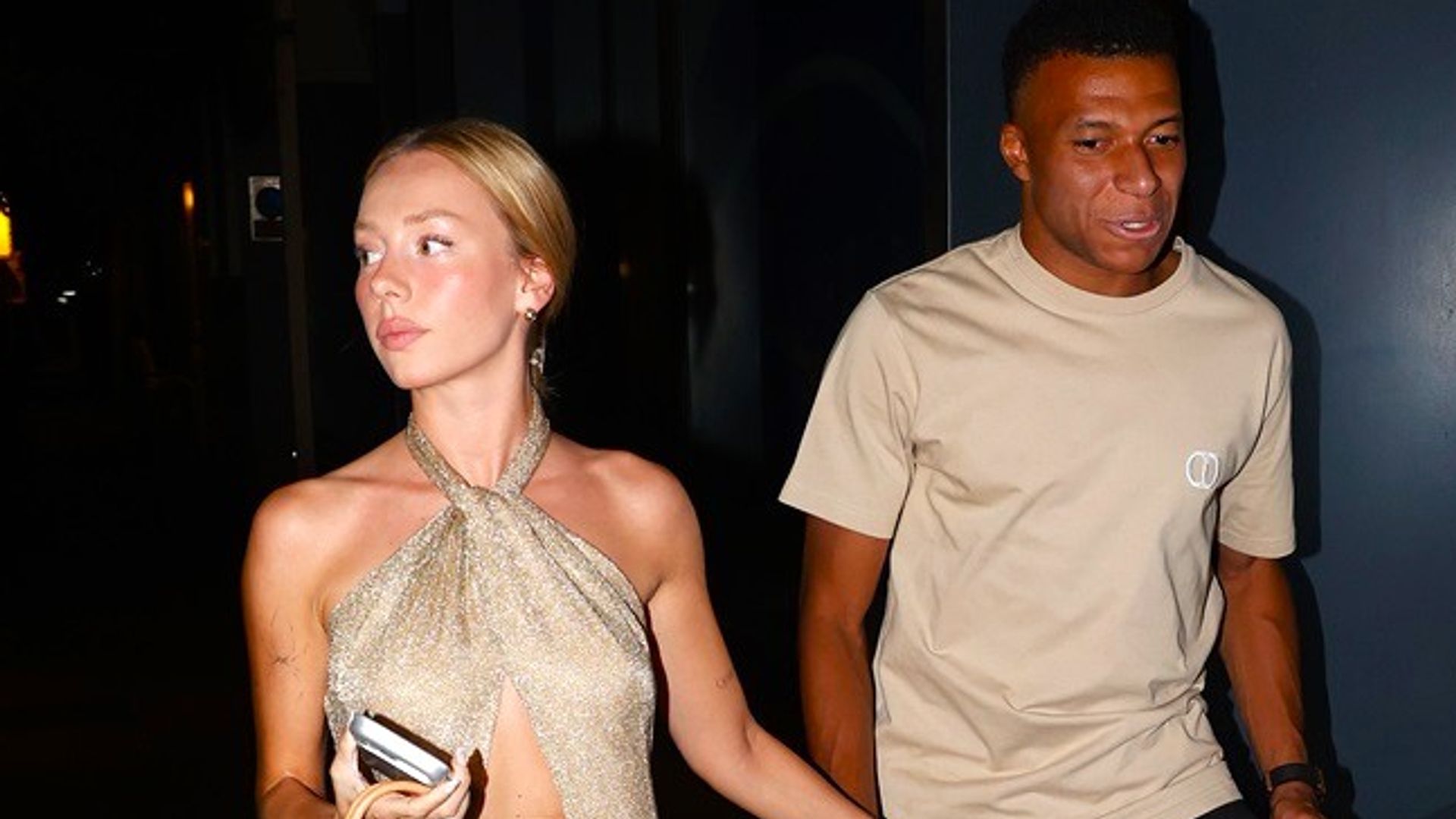 Ester Expósito y Kylian Mbappé rompen su regla de oro y pasean ya de la mano por Madrid ajenos a las miradas indiscretas