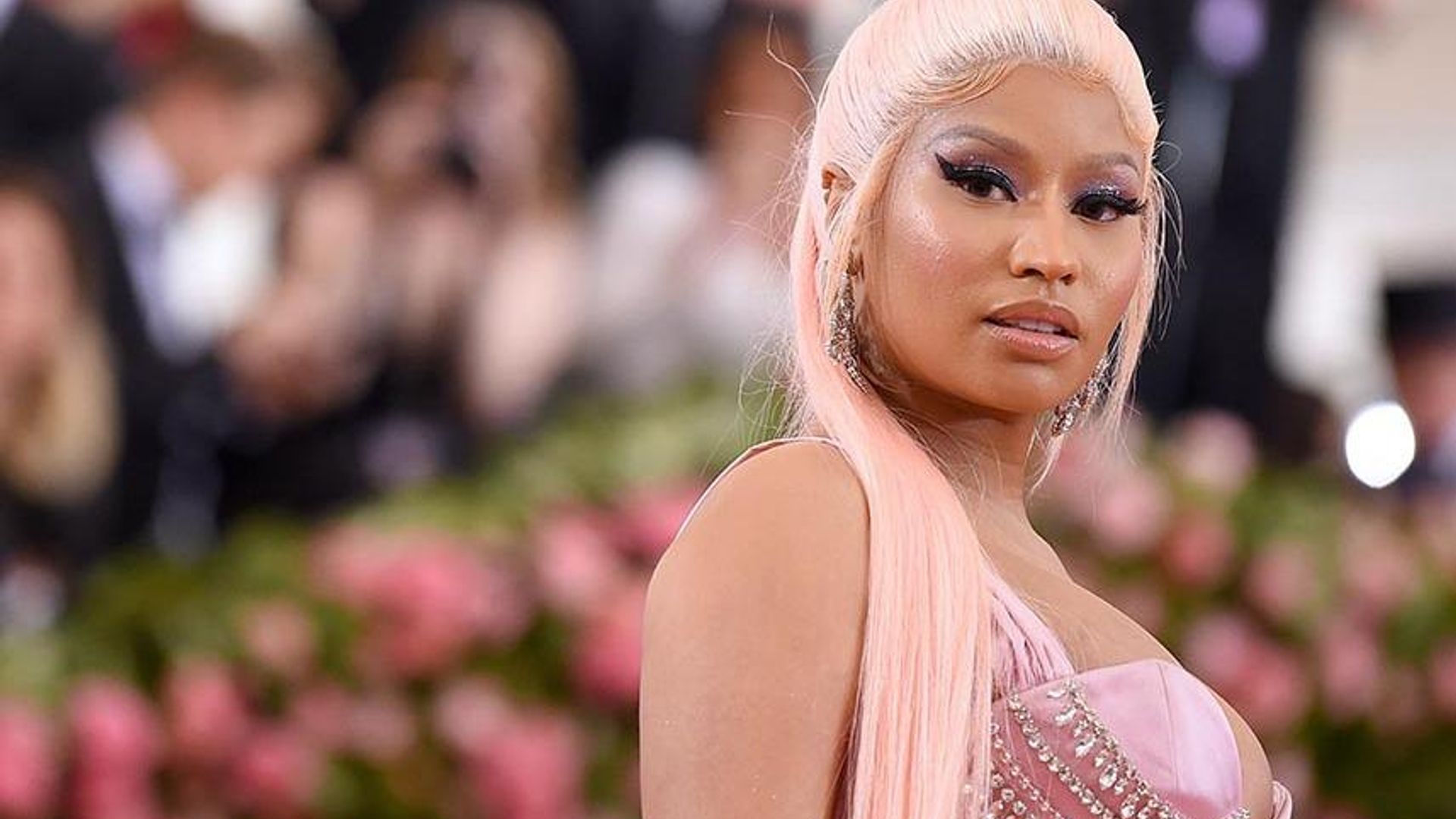 La accesible rutina de belleza de Nicki Minaj para pieles sensibles