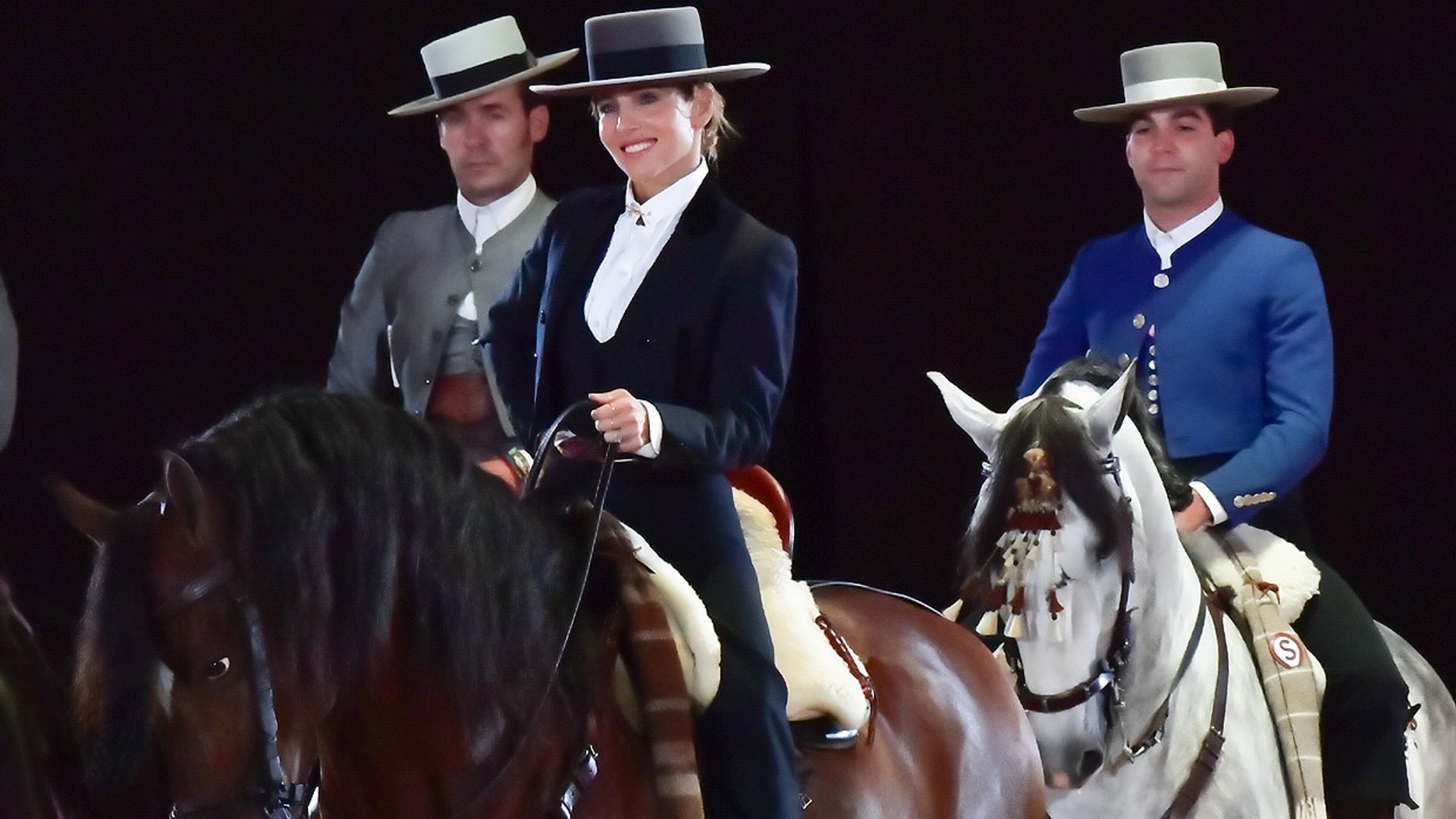 La imagen más sorprendente de Elsa Pataky al recoger un premio en Sevilla junto a otros rostros conocidos
