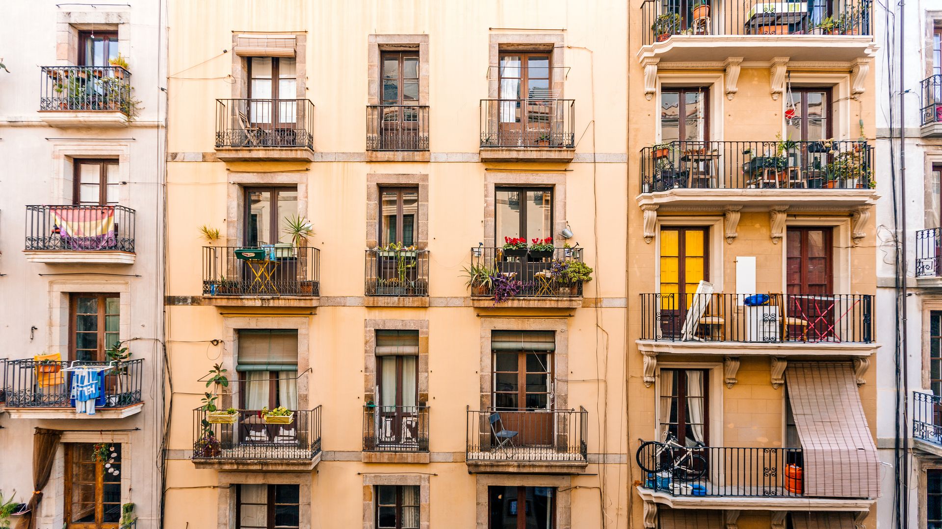 La Ley de Propiedad Horizontal lo deja muy claro: lo que sí y lo que no puedes hacer con tu terraza, toldo y fachada