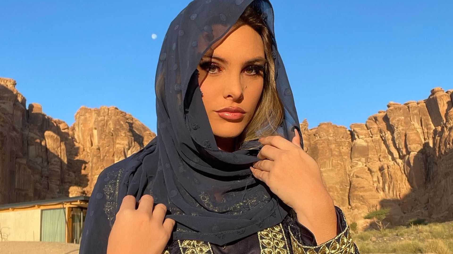 Lele Pons se convierte en la reina del desierto en su visita a Arabia Saudita