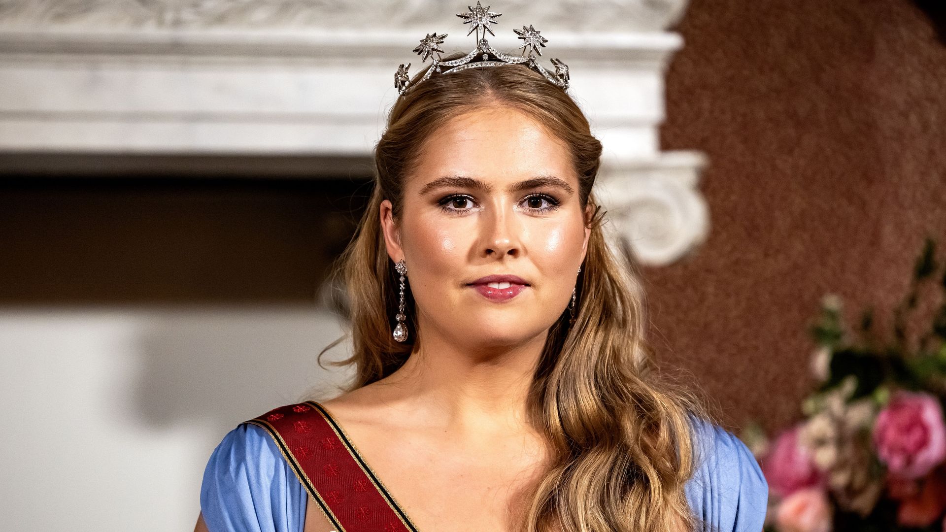Amalia de Holanda, una espectacular princesa de cuento con su nuevo vestido de gala azul cielo y aplicaciones brillantes