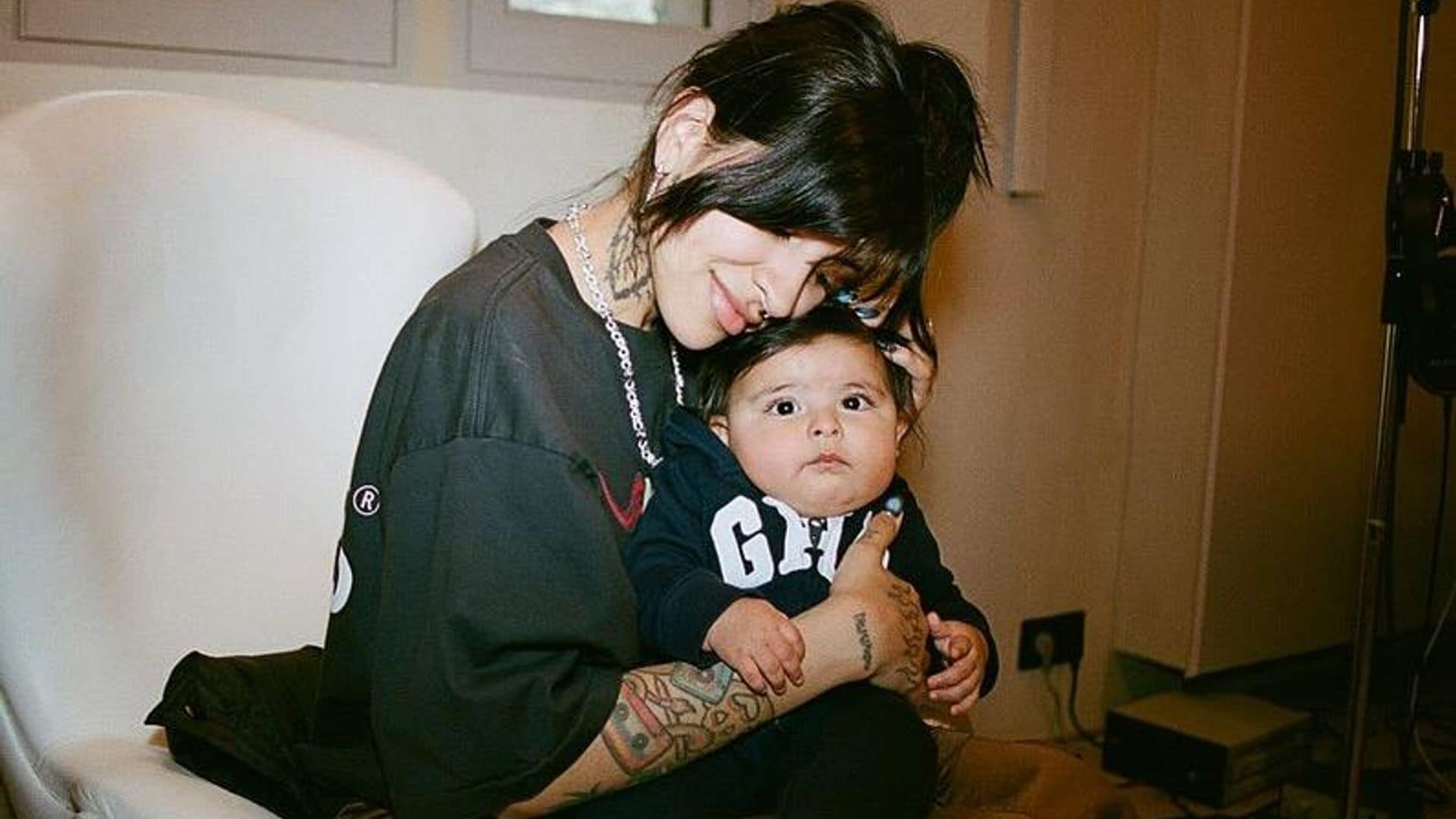 Desde los camerinos, la pequeña Inti, hija de Cazzu, se muestra como la fan #1 de su mamá