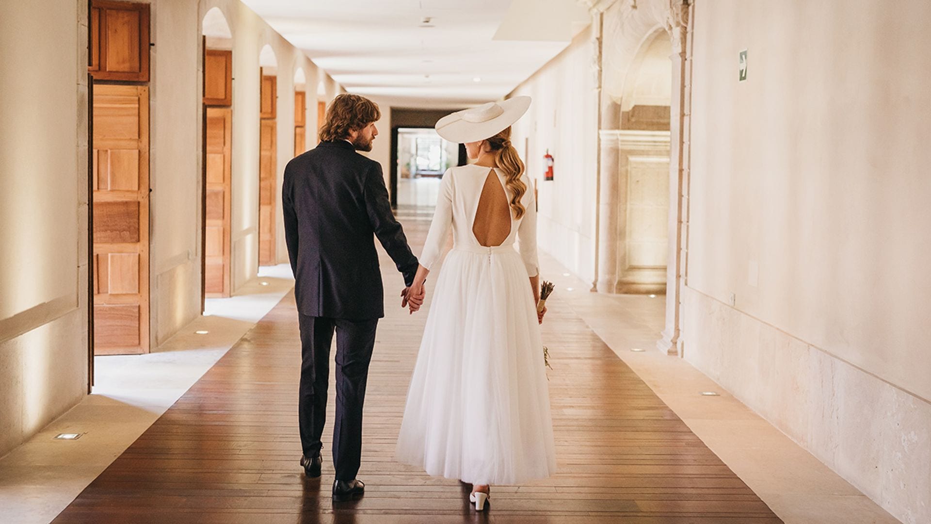La boda de Patricia, la novia asturiana del vestido 'midi' y la pamela sencilla