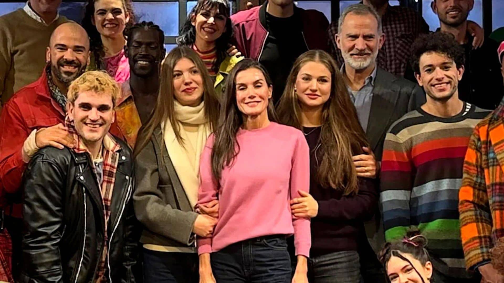 Los Reyes y sus hijas, con el equipo artístico de 'Rent'