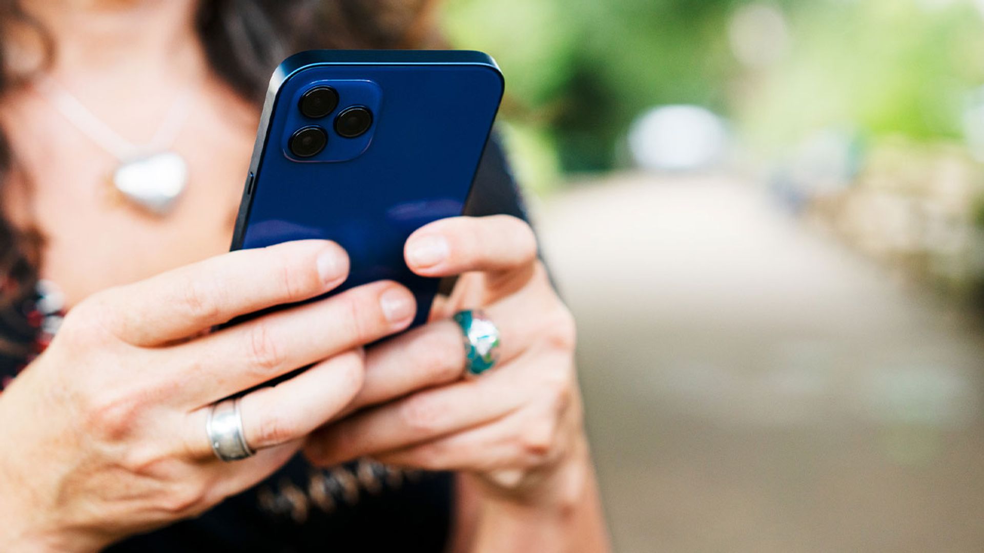 ¿Sabes cuándo deberías cambiar de móvil? Nuestra experta en tecnología te da las claves para alargar su vida útil