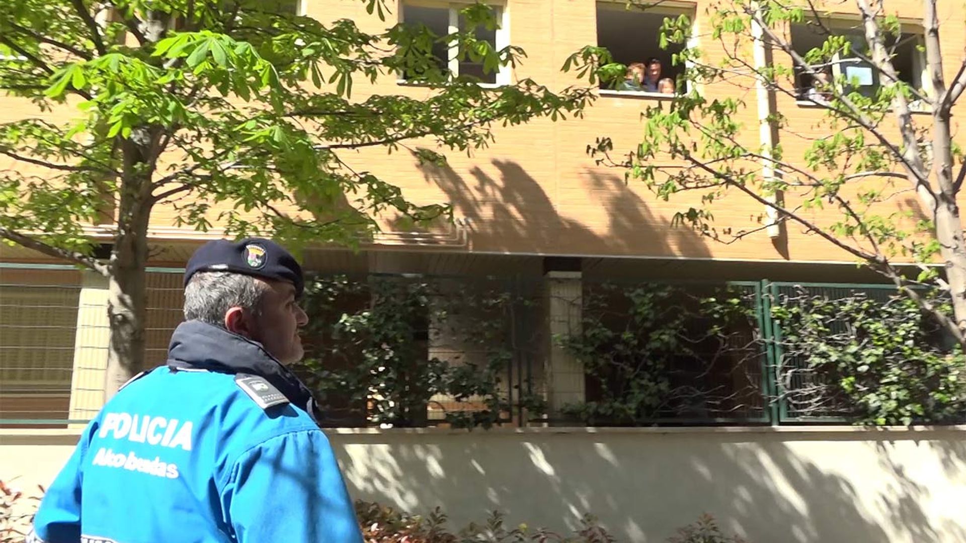 Cumpleaños 'a domicilio': la Policía de Alcobendas felicita a un niño en su ventana