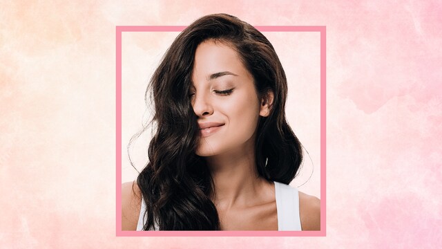 Creatividad con rostro de mujer morena sobre fondo rosa
