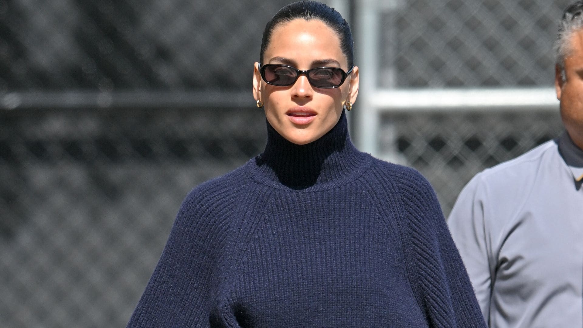 Adria Arjona muestra su 'look' más arriesgado en Hollywood
