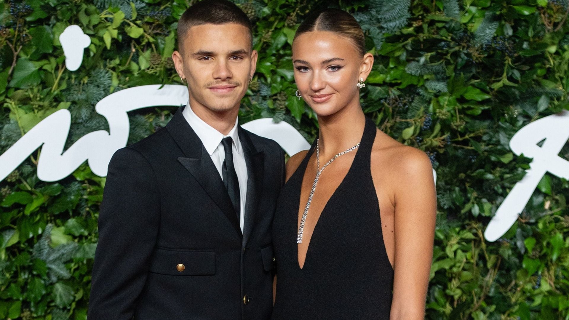 Romeo Beckham y su novia, Mia Regan, hacen oficial su noviazgo en Londres