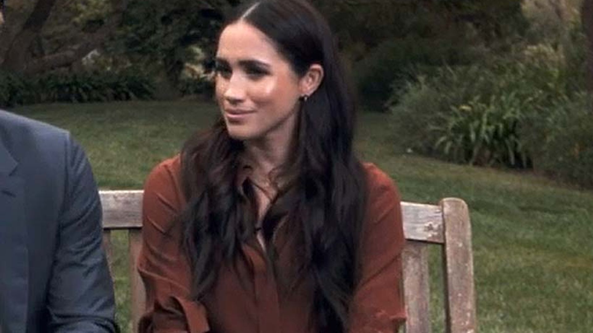 Meghan recupera su imagen más sofisticada con blusa de seda y tacones de aguja