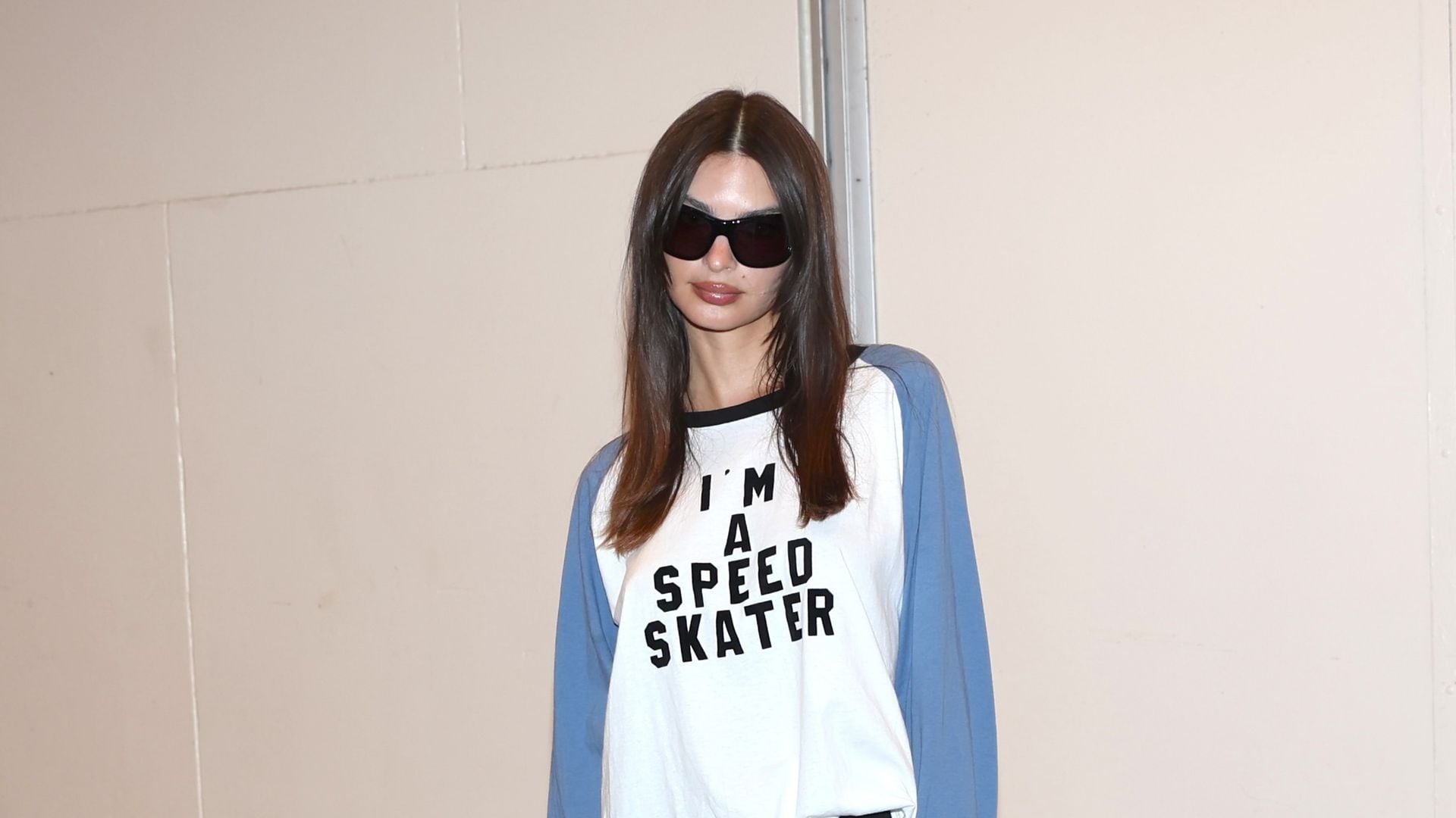 Emily Ratajkowski reinventa la manera en que se llevan los pantalones pescadores
