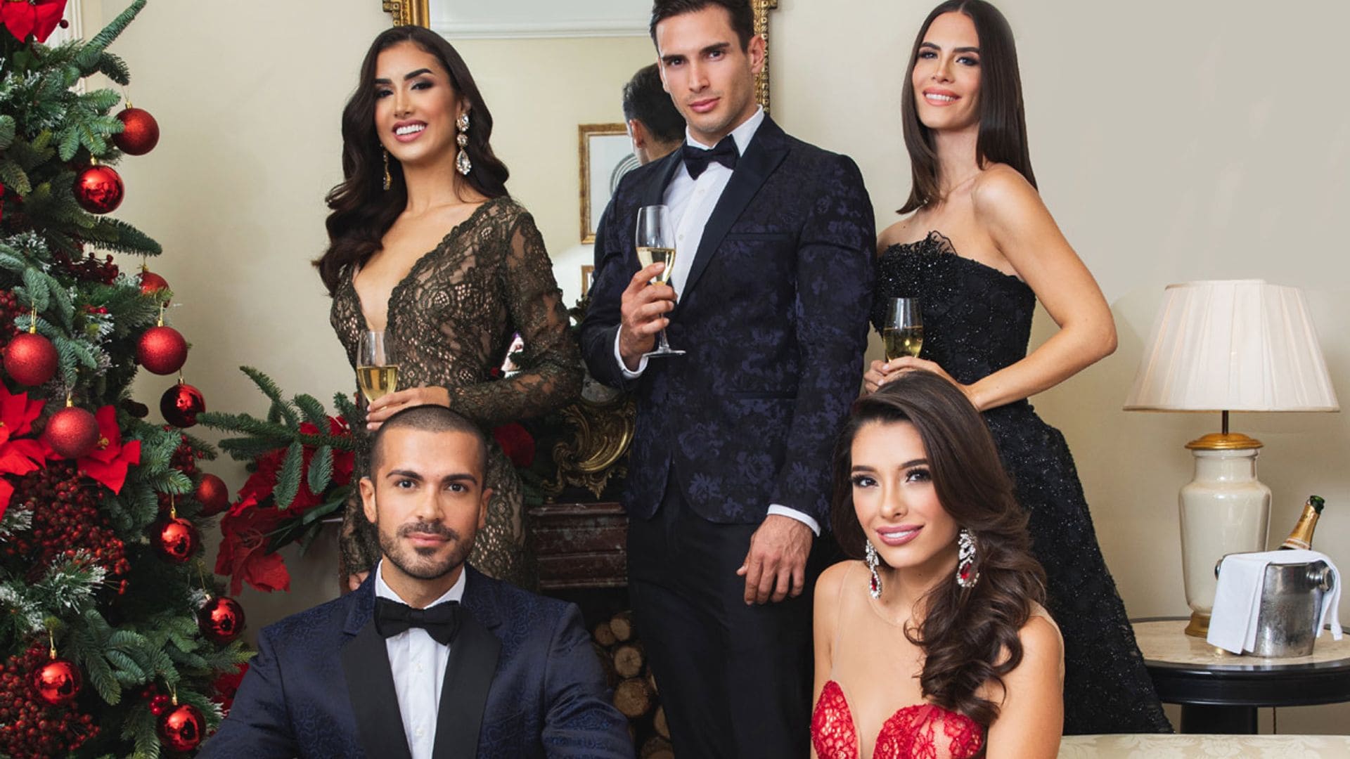 Hablamos con los reyes de la belleza de nuestro país, protagonistas de un posado navideño