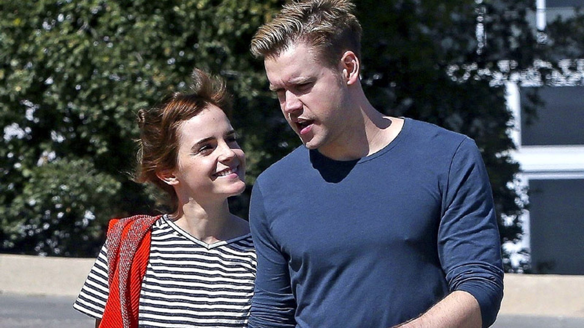 ¡Ya es oficial! Emma Watson y Chord Overstreet pasean su amor por Los Ángeles