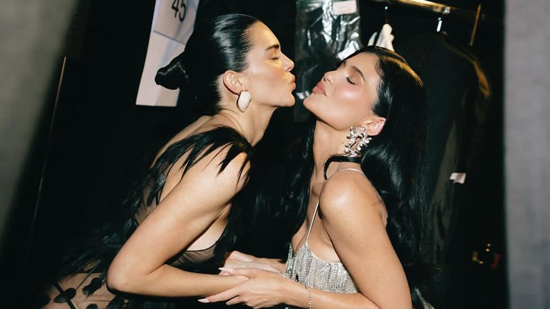Kylie y Kendall Jenner en el desfile de Schiaparelli