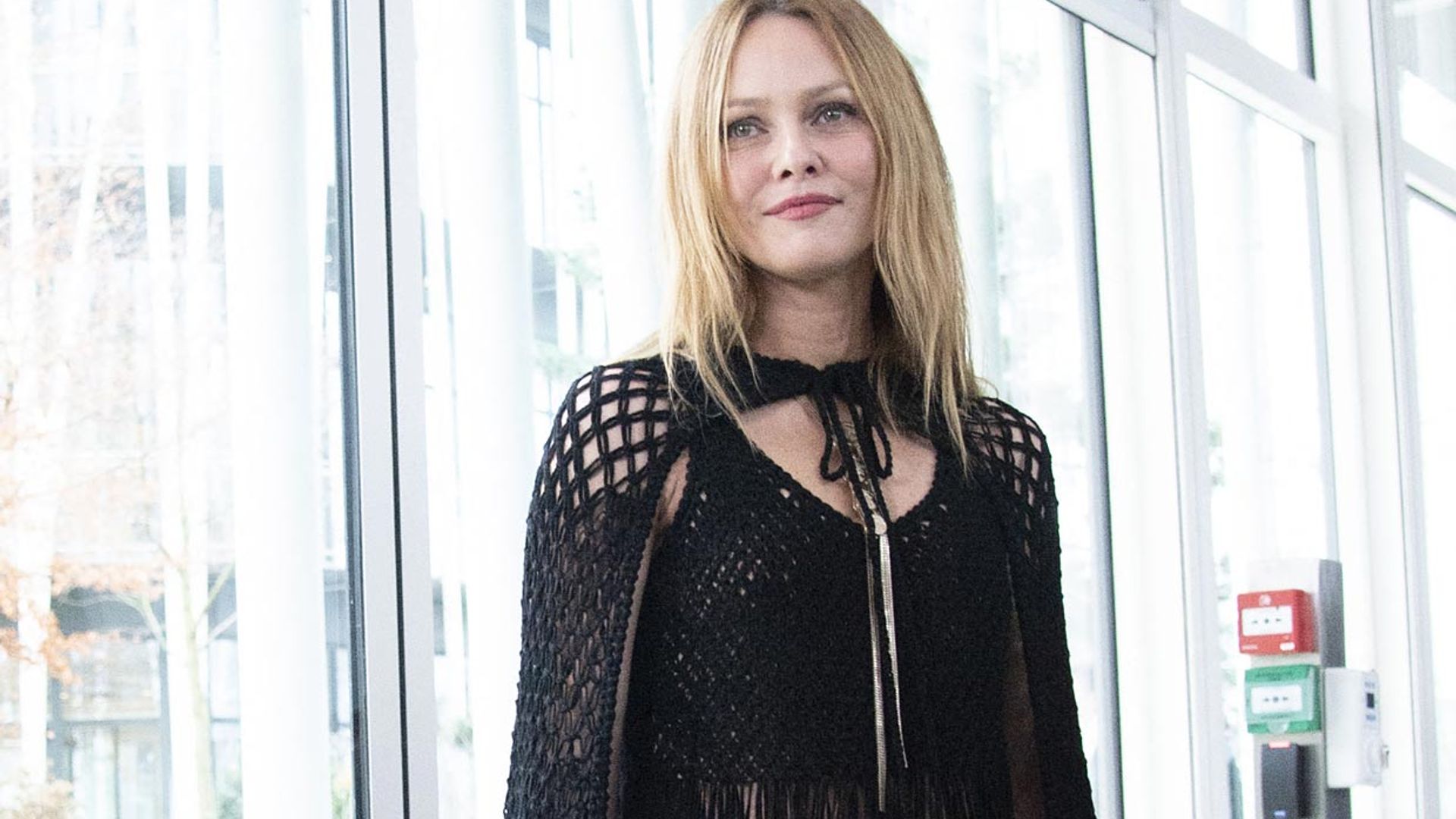 Vanessa Paradis reinventa con vaqueros el look 'rejilla' de Penélope Cruz