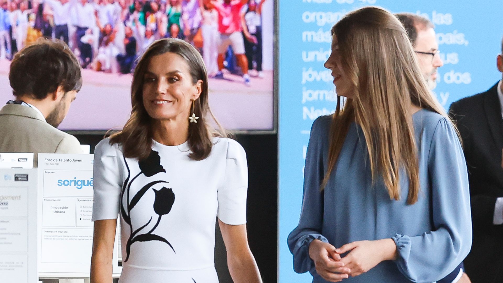 De blanco y con flores: la reina Letizia estrena vestido en Lloret de Mar