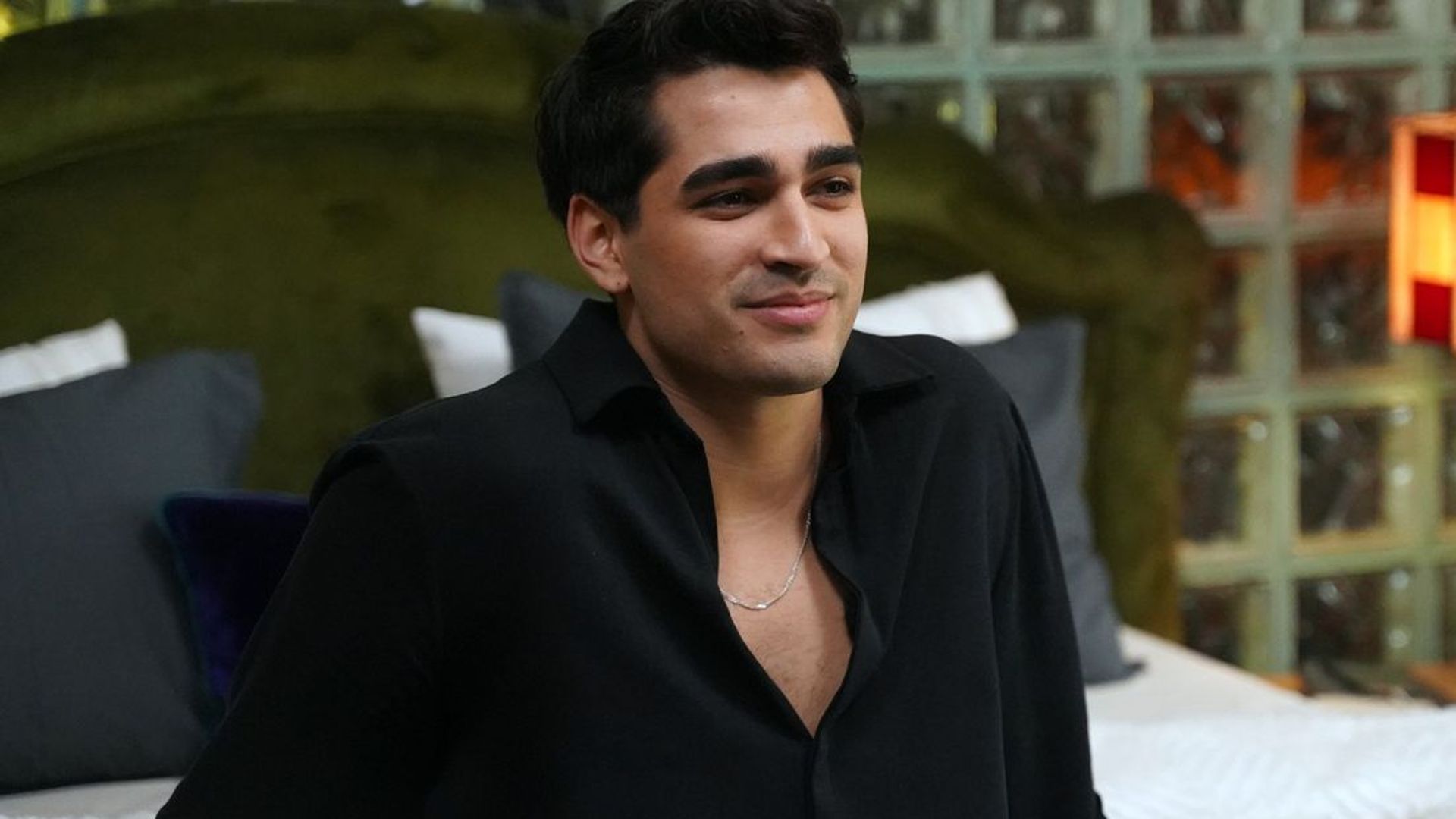 El galán turco Mert Ramazan Demir, de 'Una nueva vida', confiesa el trauma que marcó su adolescencia