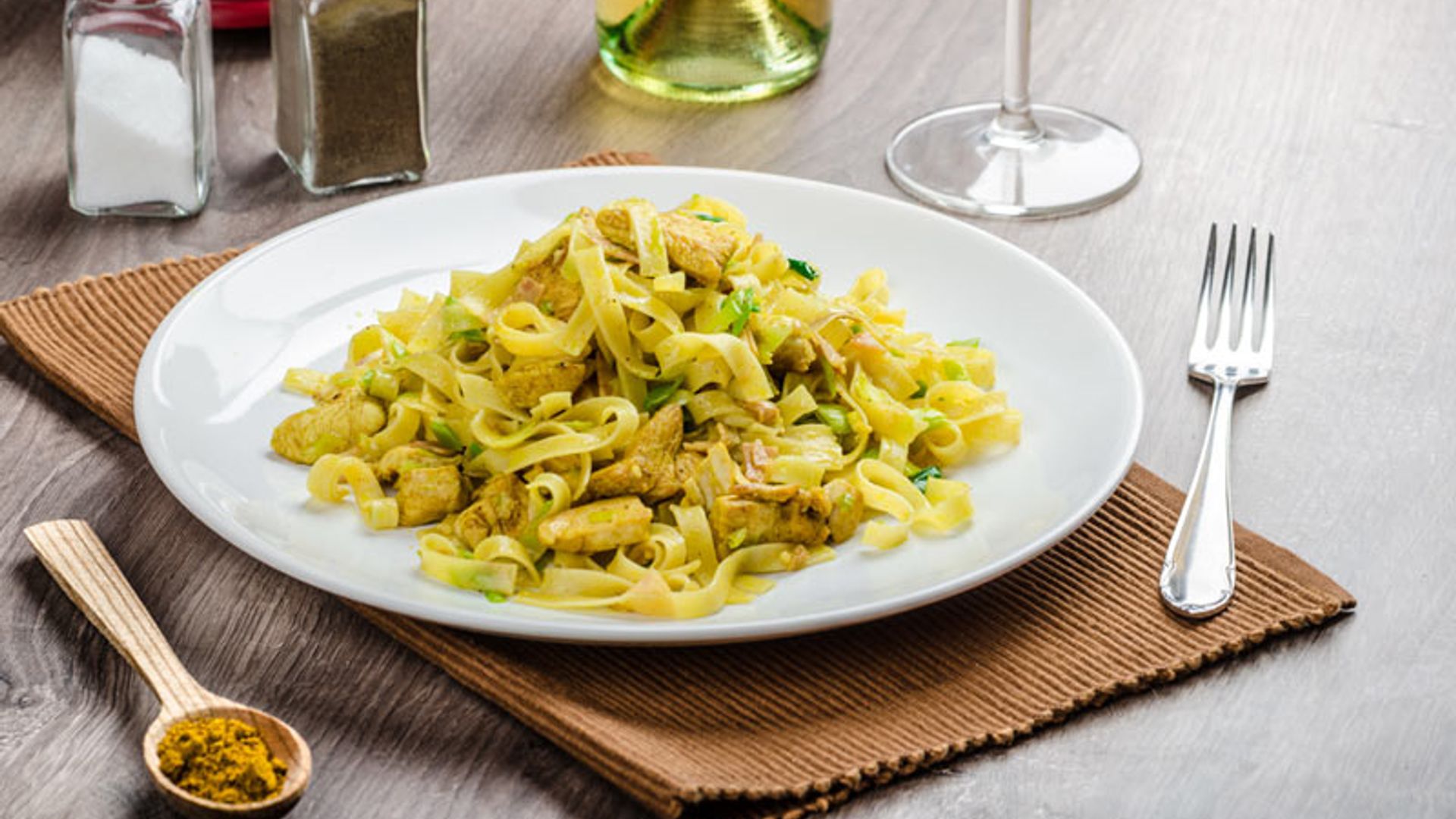 Tallarines con puerros y pollo