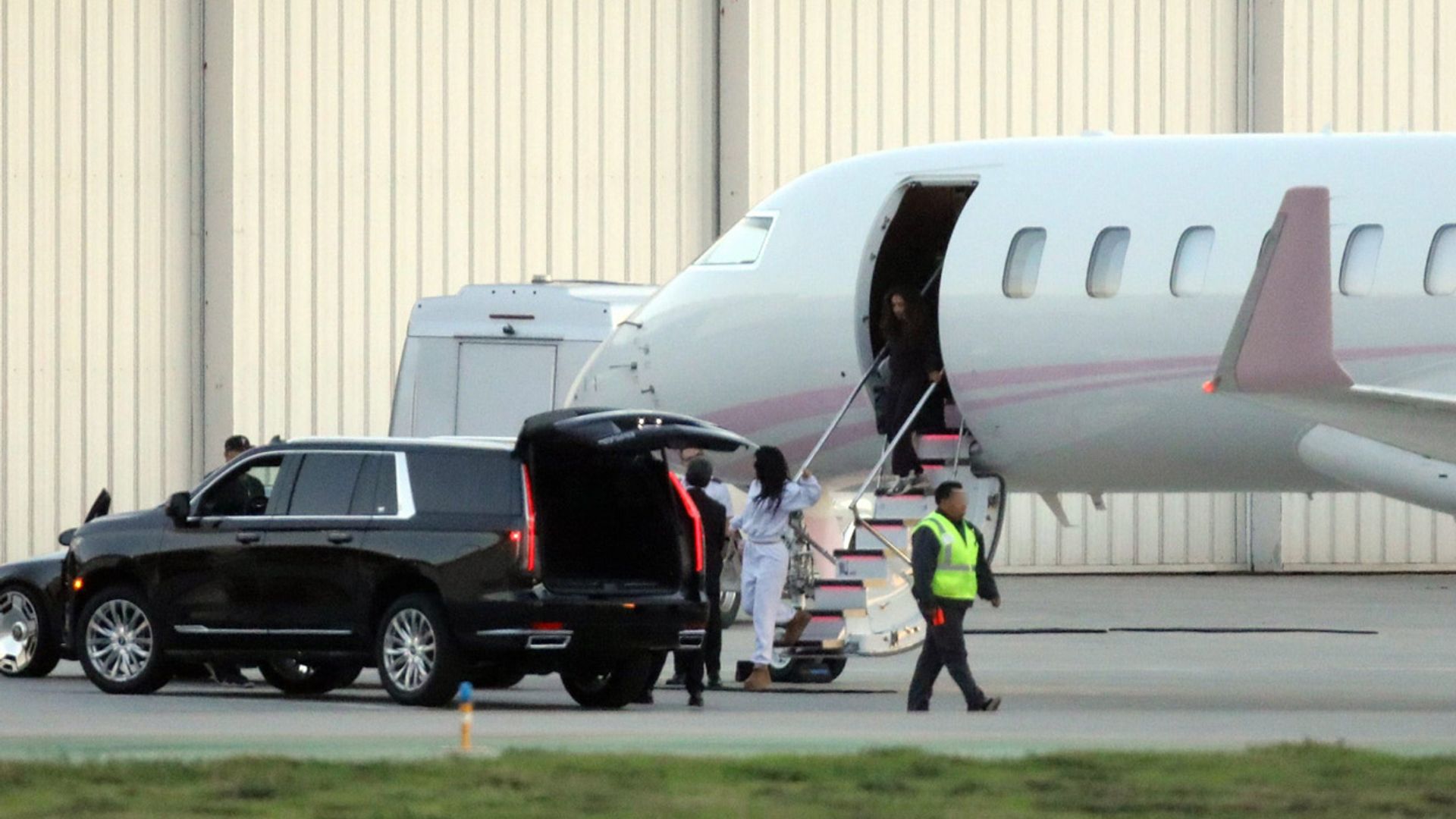 Kylie Jenner aterriza en Los Ángeles por todo lo alto, ¡con su jet privado de 70 millones de euros!
