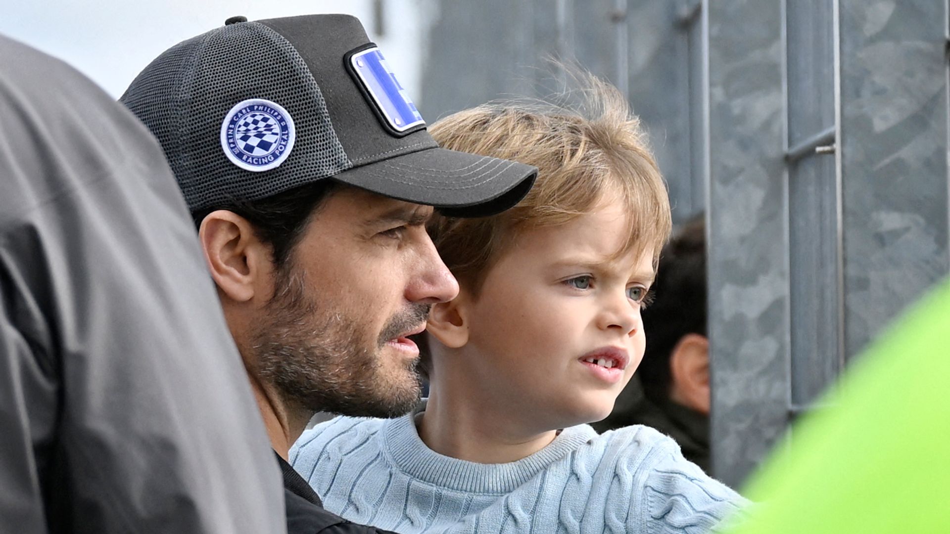 Bonita imagen de Carlos Felipe con su hijo Julian en brazos 