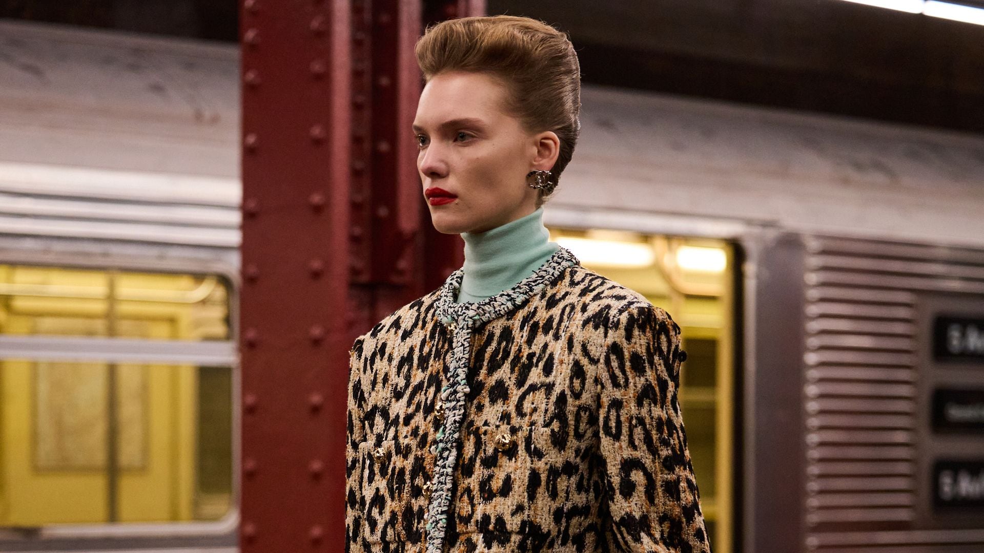 Chanel desfile Metiers D'art 2026 en el metro de Nueva York