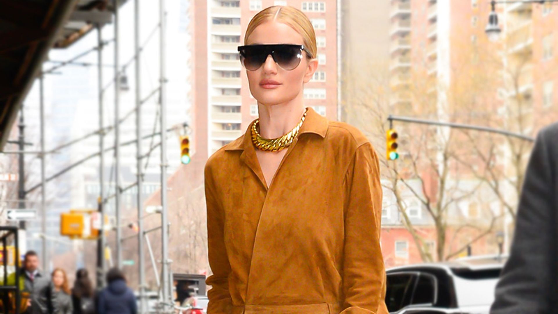 Modelos e 'influencers' revelan las 5 gafas de sol que estrenarás en primavera