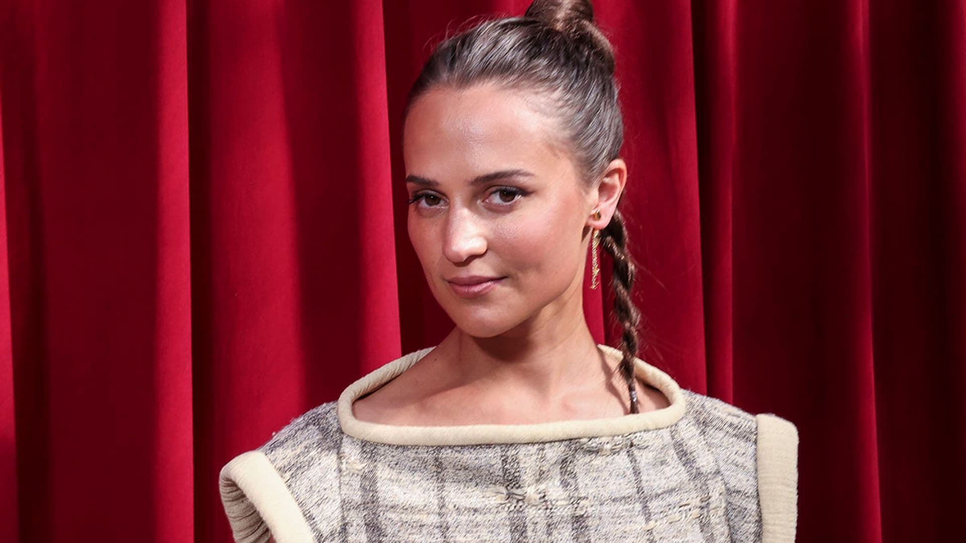 Alicia Vikander repite éxito con las trenzas, el peinado fácil de invitada que resta años