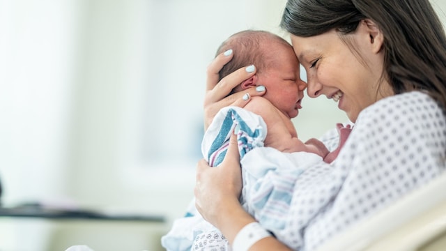 Madre parturienta abraza por primera vez a su bebé recién nacido