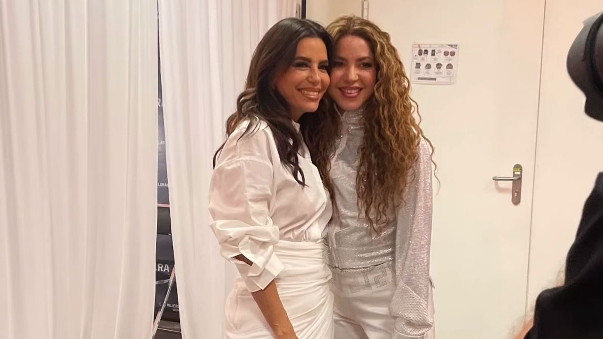 ¡Eva Longoria se lució como fanática en el concierto de Shakira en México! Detalles del reencuentro tras bambalinas