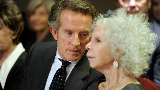 Plano medio de Alfonso Diez y la Duquesa de Alba en unos premios 