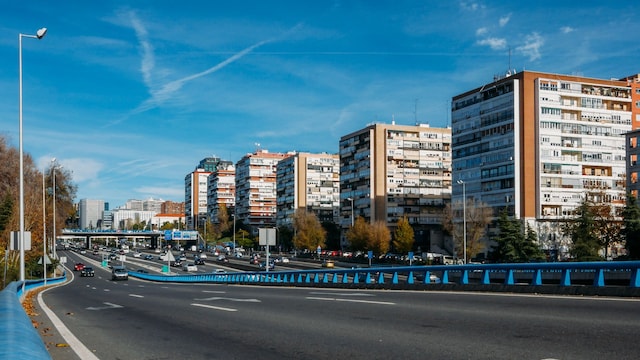 Autopista M-30 en Madrid, España en un día soleado