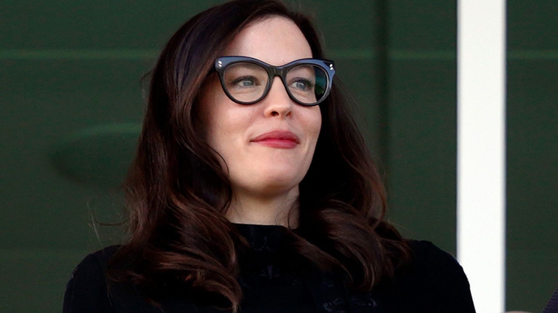 ¿Llevas gafas? Apunta estos trucos para maquillarte