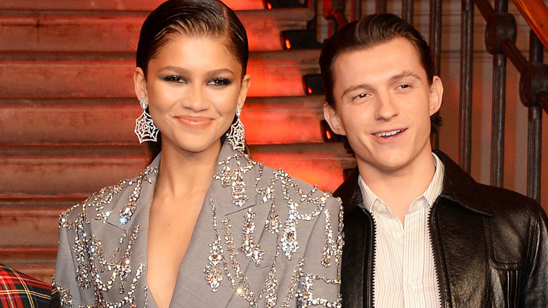 Zendaya apuesta por la camisa 'oversize' para su cita con Tom Holland en el Louvre