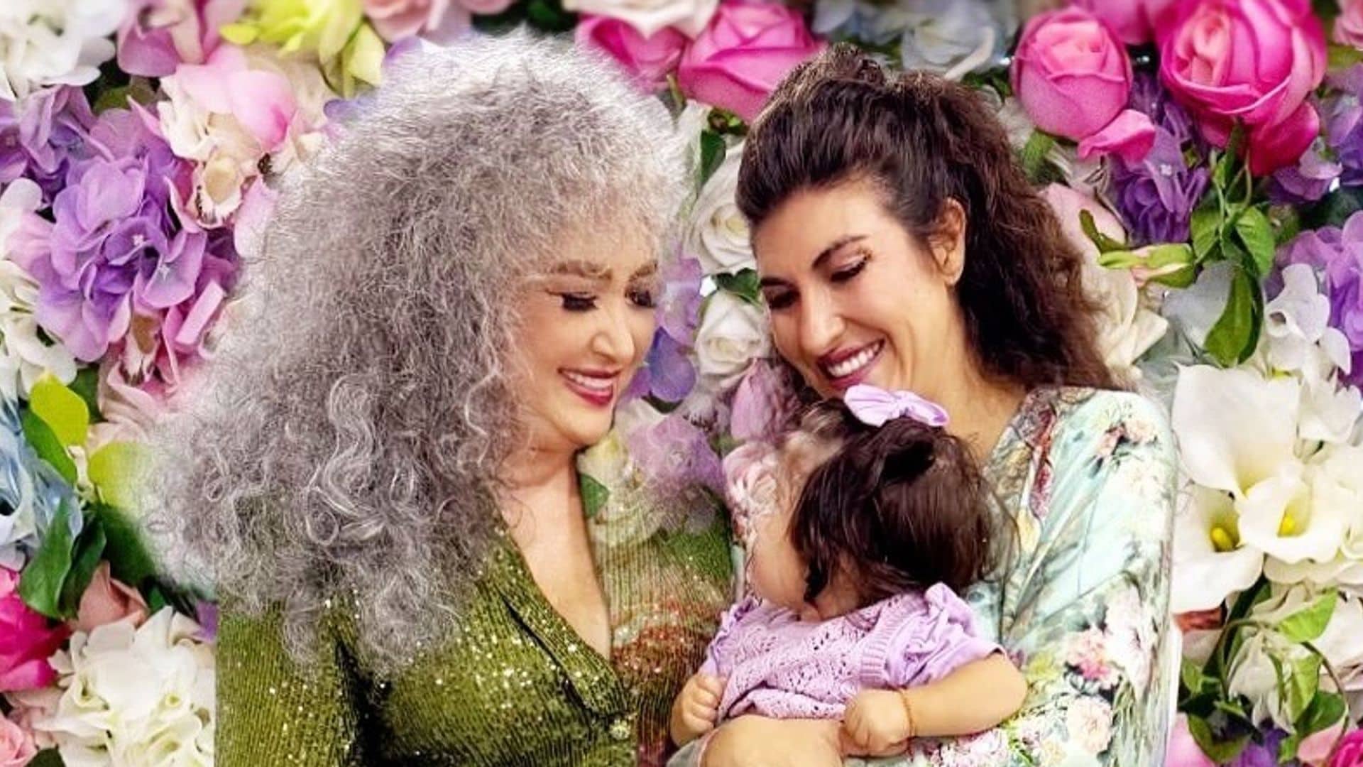 Amanda Miguel junto a sus nietos.