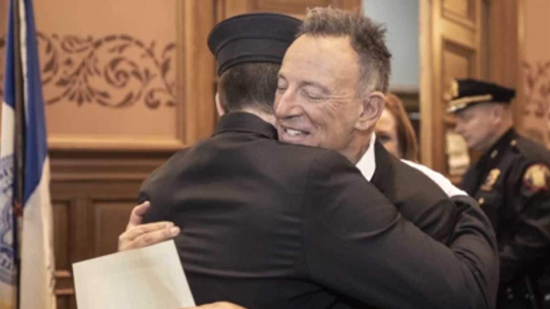 Bruce Springsteen asiste emocionado al juramento de su hijo Sam como bombero
