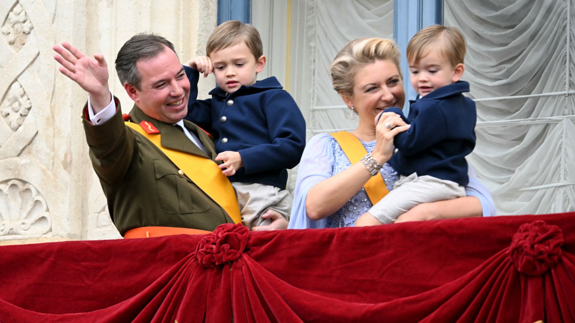 Los Grandes Duques de Luxemburgo saludan con sus dos hijos, Charles y Francois