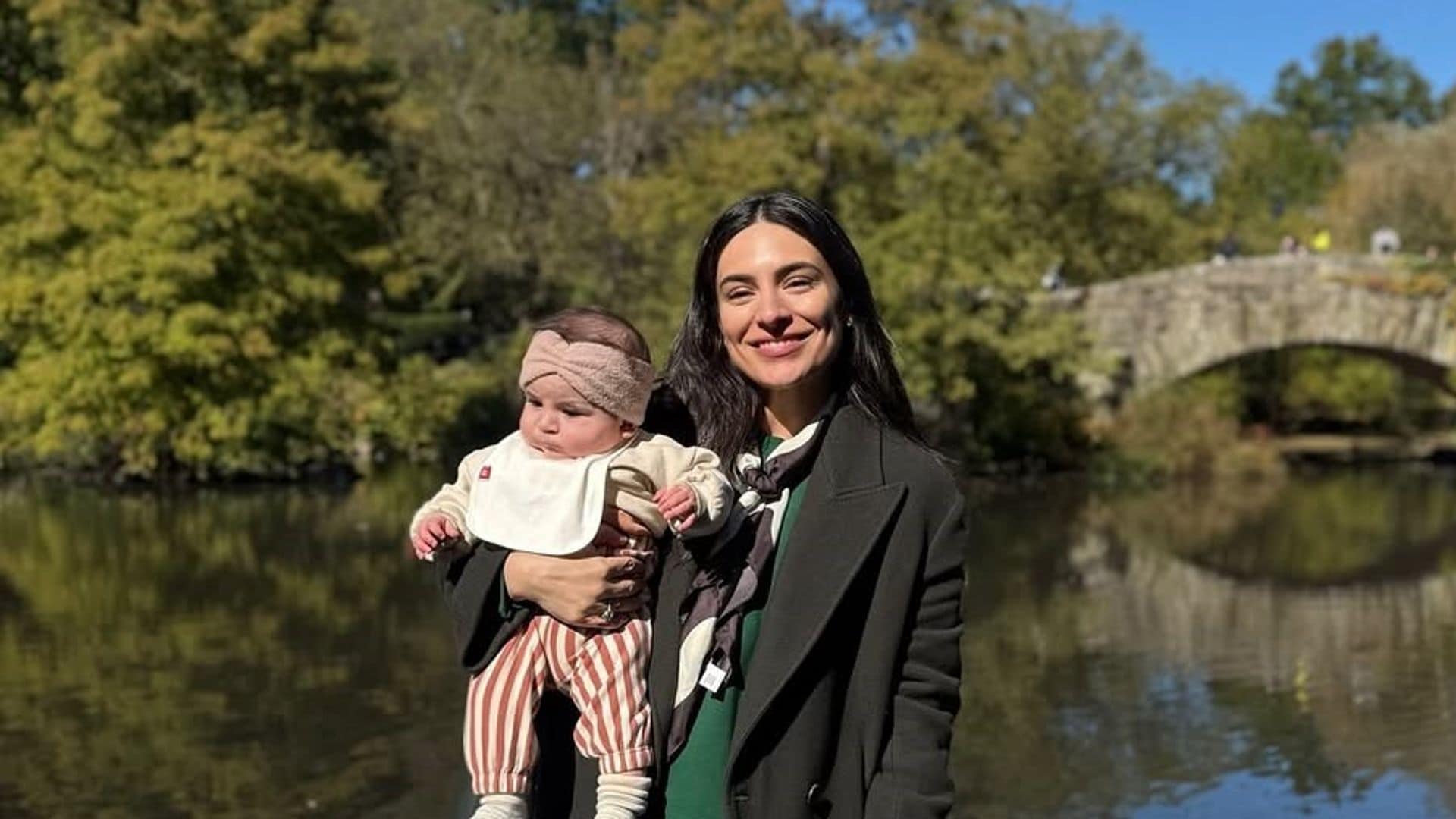 Ana Brenda Contreras y su hija Aria en Nueva York.