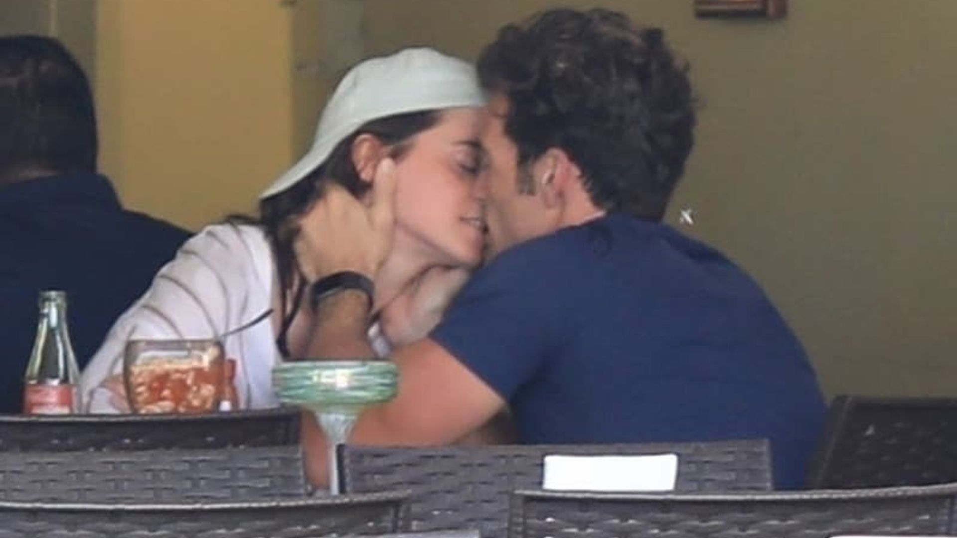 Emma Watson en pleno beso con este guapo empresario, ¡en México!