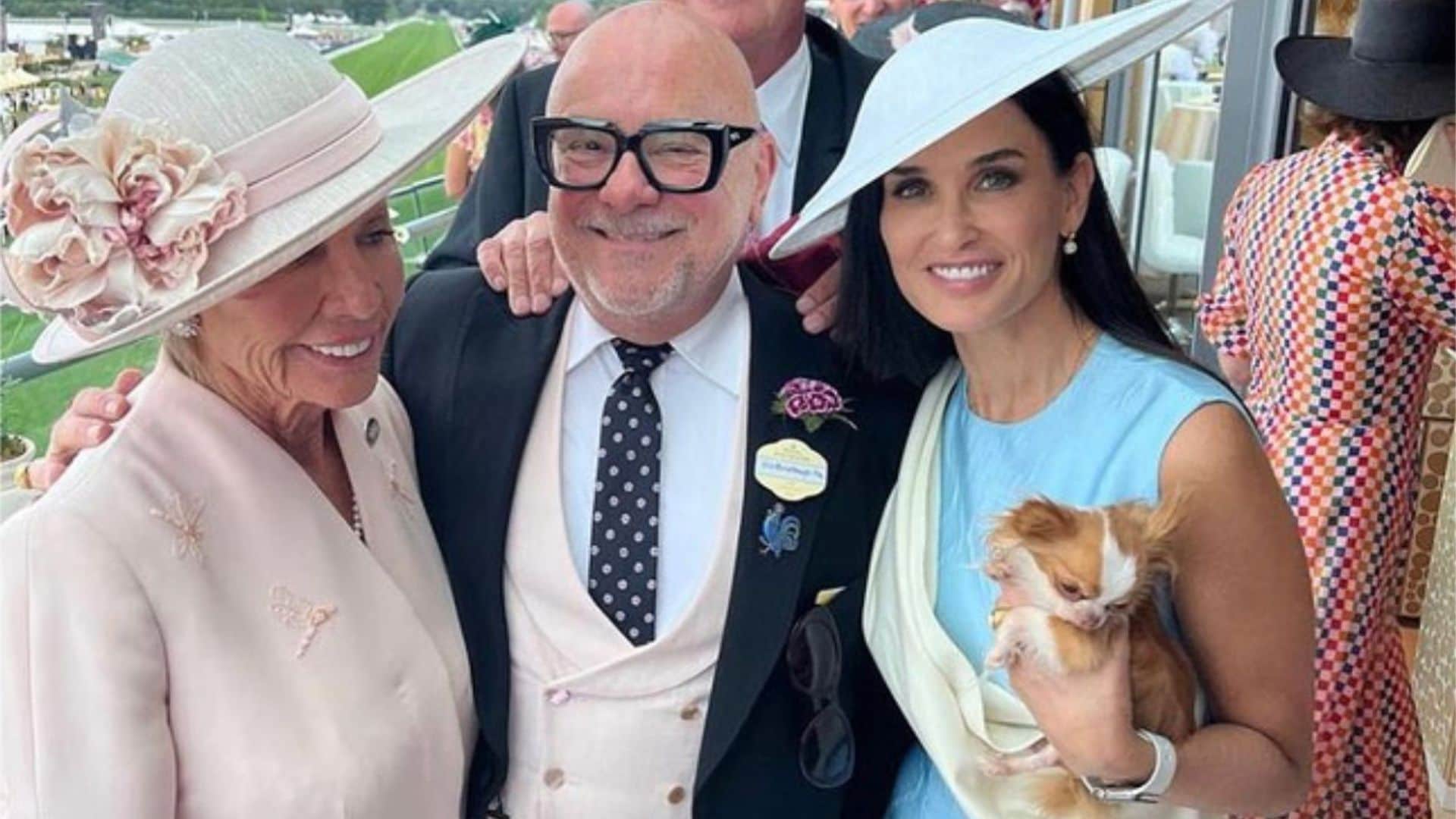 Demi Moore disfruta de un 'glorioso día' en Ascot con su perrito como gran protagonista
