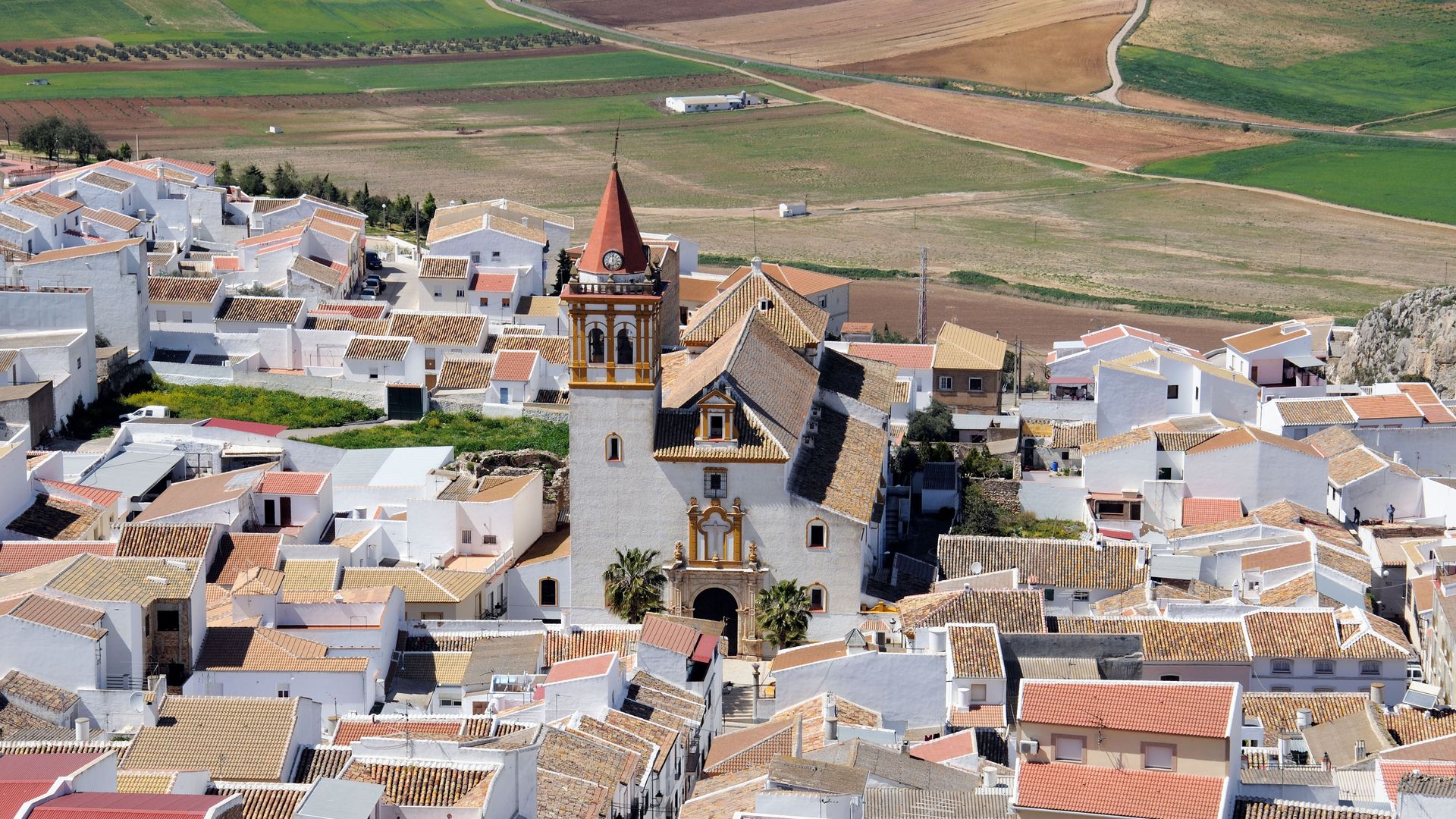 El pueblo de Málaga con el mayor castillo de la provincia, una insólita conexión con Escocia y un entorno lleno de rutas